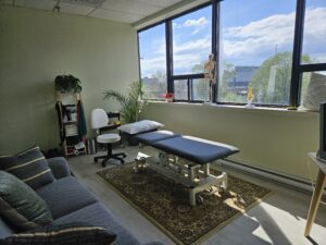 Treatment room at Confort Physio – hypermobility physiotherapy in Montreal